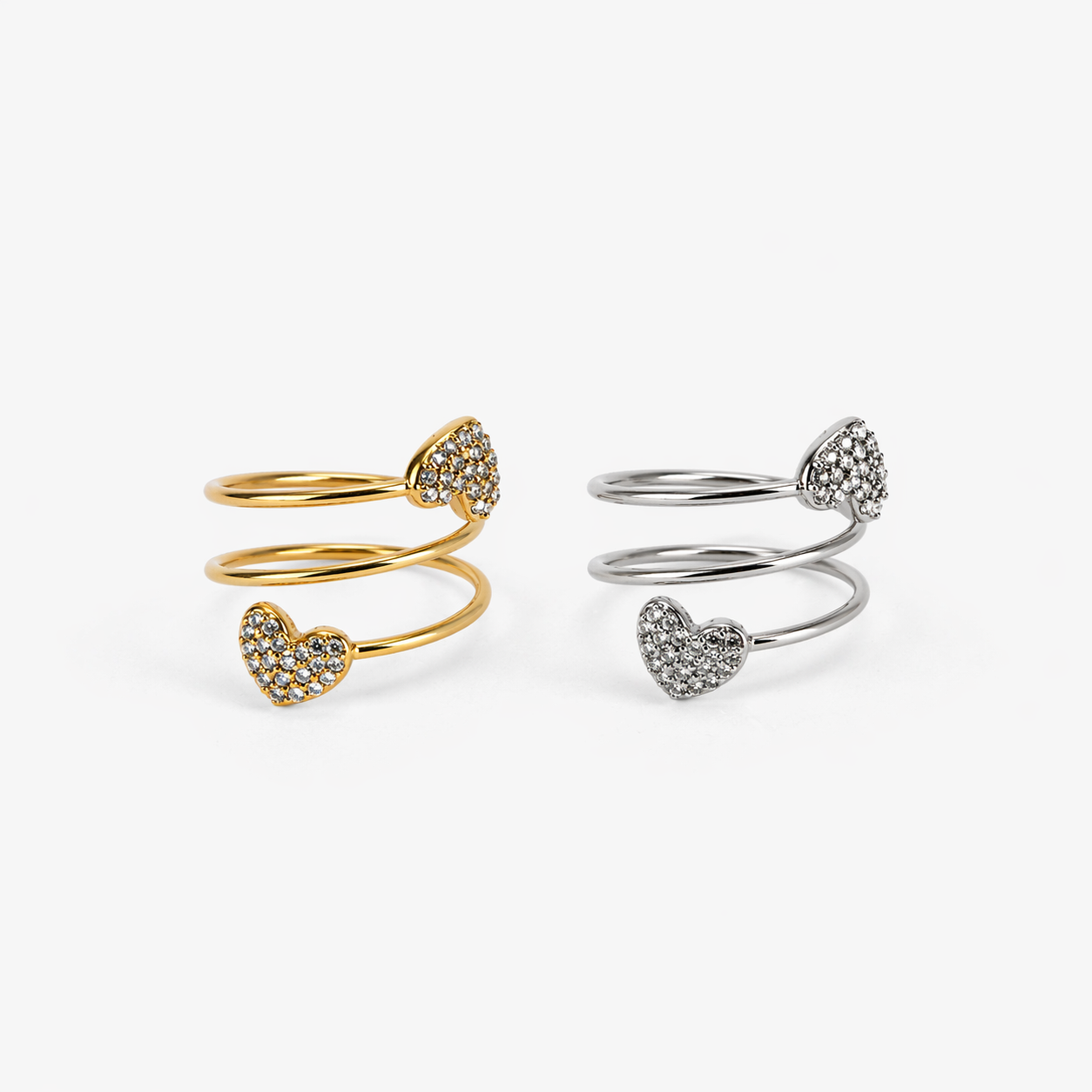 Anello Zeli di Missi Bijoux, elegante con dettagli dorati e pietre colorate, visibile sul dito con sfondo neutro